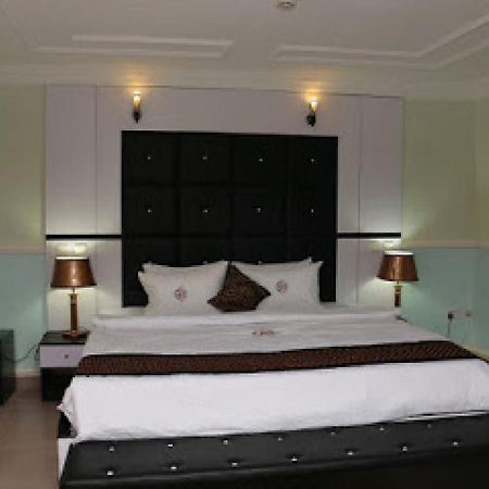 Room In Lodge - All Seasons Hotel-Owerri Bagian luar foto